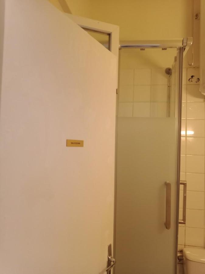 Petite Maison Avec Cour Dans Les Beaux Quartiers-Vous Faites Le Menage- Very Good Prices For T-H-E Location But You Have To Clea-N Th-E Flat Apartment ปารีส ภายนอก รูปภาพ