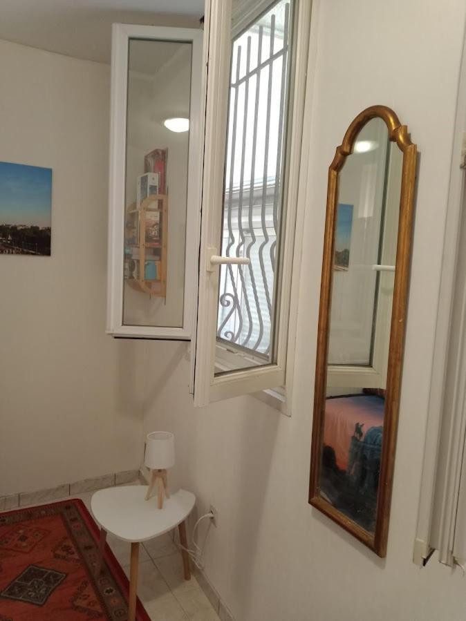 Petite Maison Avec Cour Dans Les Beaux Quartiers-Vous Faites Le Menage- Very Good Prices For T-H-E Location But You Have To Clea-N Th-E Flat Apartment ปารีส ภายนอก รูปภาพ